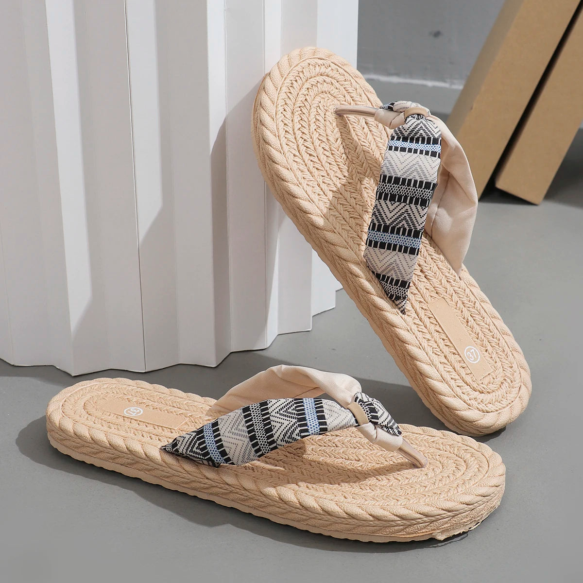 Turquesa - Chanclas Plataforma con Detalle Étnico y Piedra